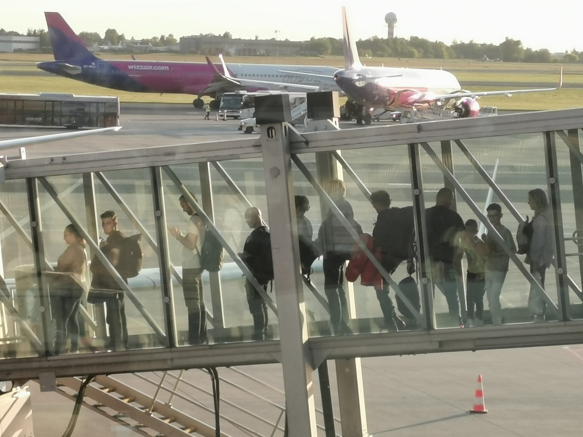 Pasażerowie zostali poproszeni o opuszczenie terminala na Okęciu