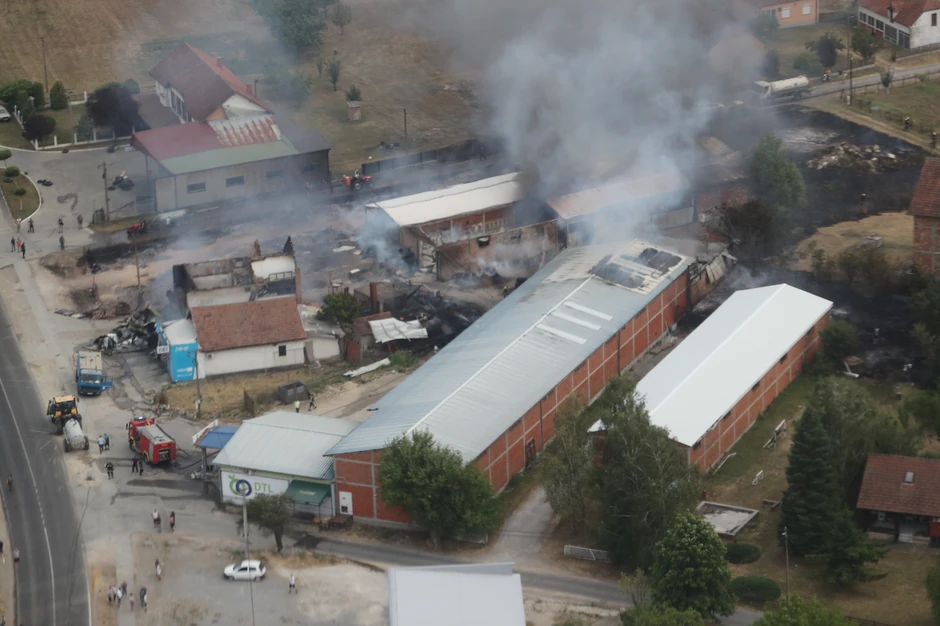 Vatra zahvatila objekte