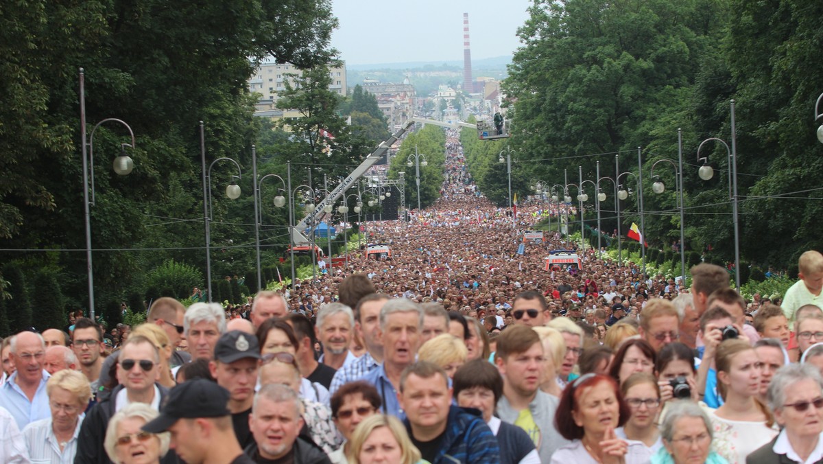 Według różnych szacunków, w papieskiej mszy na Jasnej Górze w miniony czwartek wzięło udział od 300 do 500 tysięcy wiernych. Wydarzenie zabezpieczało ok. 6 tysięcy policjantów, strażacy, strażnicy miejscy, wolontariusze oraz blisko 400 osób zabezpieczenia medycznego. Miasto na organizację wizyty Franciszka wydało ponad 3 mln złotych.