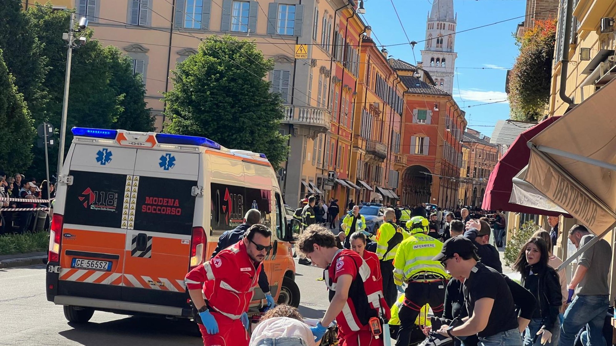 Príslušníci bezpečnostných zložiek a zdravotníci zasahujú po tom, čo v centre talianskej Modeny vrazilo auto do chodcov.