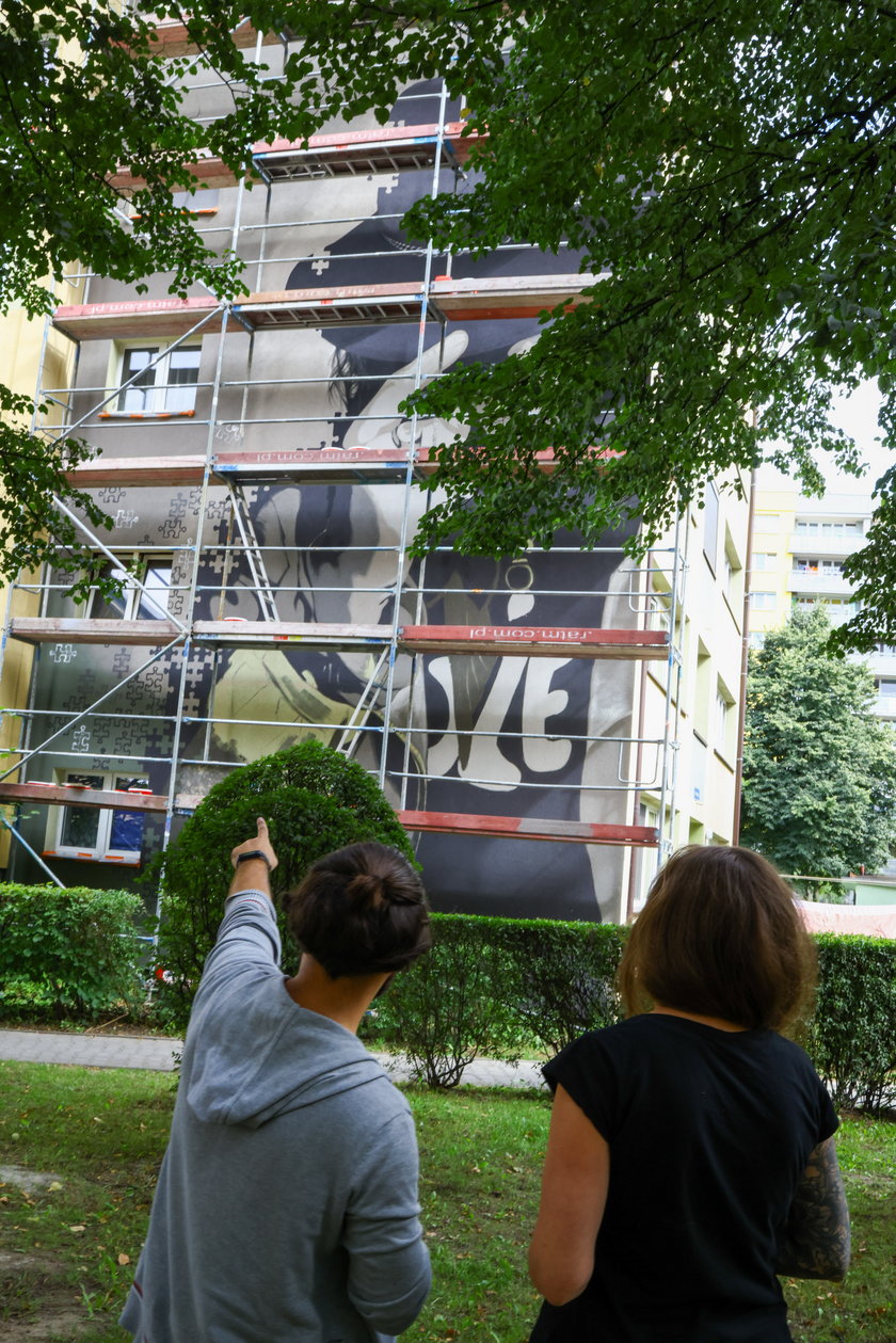 Duet Czary-Mury tworzy mural z podobizną Ryszarda Riedla w Tychach
