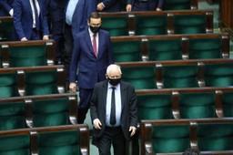 Ludzie przyzwyczaili się do epidemii, ale też stracili zaufanie do decyzji podejmowanych przez rząd [ROZMOWA]