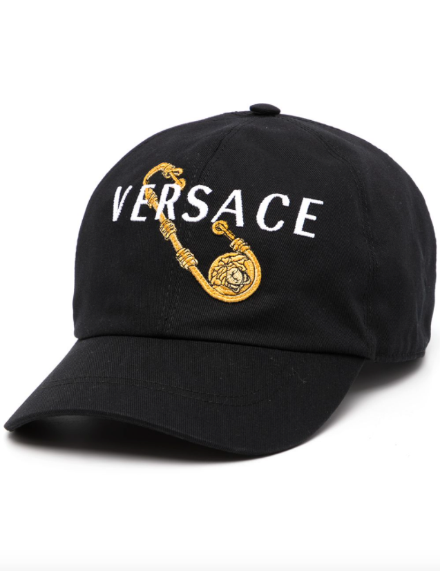 Casquette avec logo et épingle de sûreté de Versace, CHF 405 via Farfetch.
