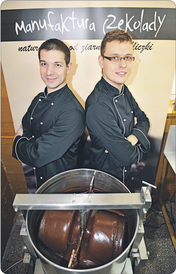 Pierwszą tabliczkę czekolady zrobili w domu. Tomasz Sienkiewicz i Krzysztof Stypułkowski udowodnili, że ręcznie robiona ma niepowtarzalny smak Fot. Materiały prasowe