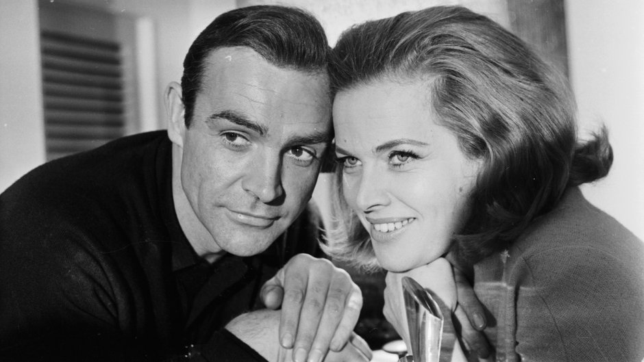 Sean Connery i Honor Blackman w 1964 roku