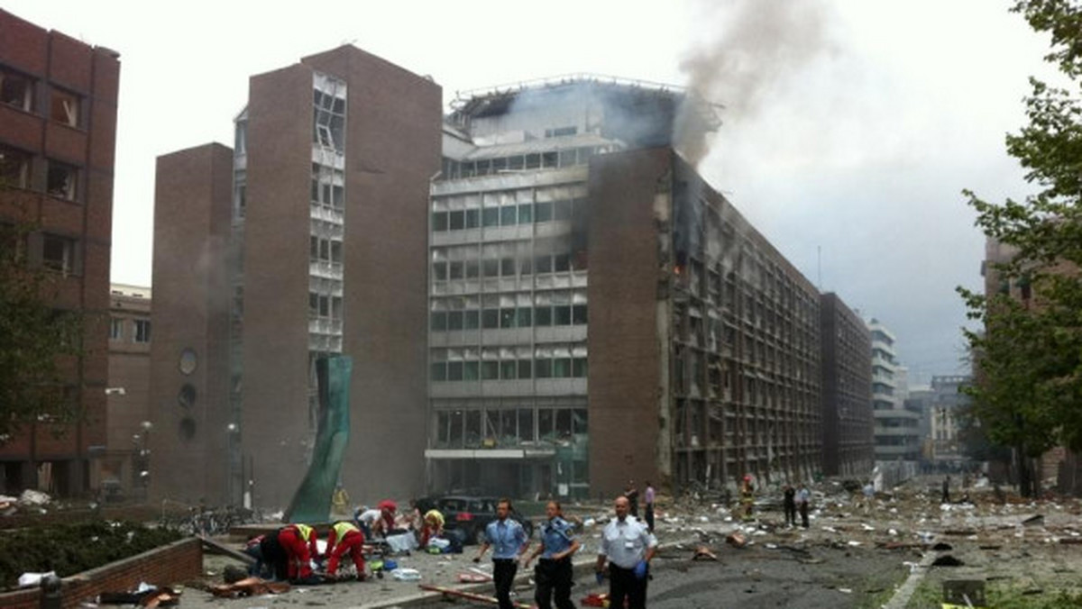 Według norweskiej policji, w dzielnicy rządowej w Oslo mogło dojść do wybuchu nie jednej, lecz kilku bomb. Policja potwierdziła, że śmierć poniosły dwie osoby, a rannych zostało 15. Zaapelowała do mieszkańców, by postali w domach. Poinformowano także, iż po znalezieniu podejrzanej paczki zamknięty został dostęp do siedziby telewizji TV2. Według dziennika "Aftenposten" władze rozważają zamknięcie przestrzeni powietrznej nad Norwegią.