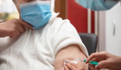 Dwie kolejne osoby zmarły wkrótce po szczepieniu przeciw COVID-19