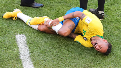 Legendás focista állt ki a fetrengő Neymar mellett