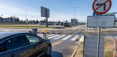 Zedrą z ludzi na lotnisku. Koniec z darmowym parkowaniem pod terminalem!