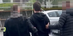 Dusił i bił nastolatkę na oczach dzieci. Przerażające sceny na skwerze w Krakowie [WIDEO]