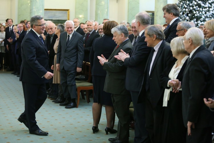 Prezydent Bronisław Komorowski i marszałek Senatu Bogdan Borusewicz podczas uroczystości wręczenia odznaczeń państwowych działaczom opozycji antykomunistycznej i osobom zasłużonym dla przemian demokratycznych w Polsce