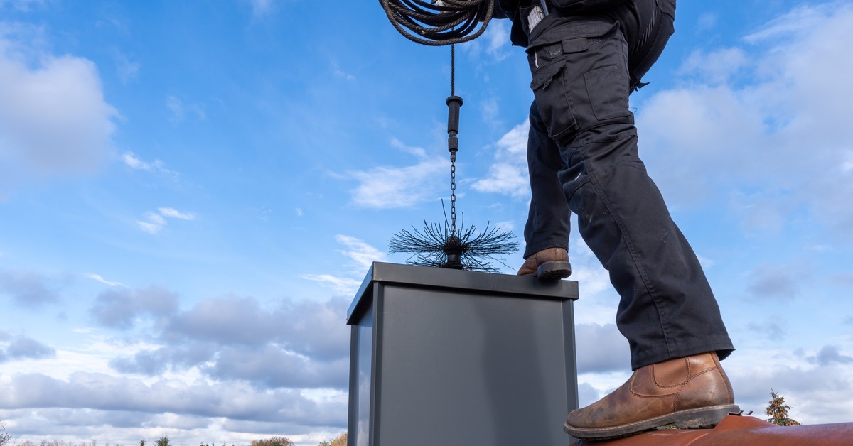 Urzędnik u bram. Kontrole e-protokołów i kara 5000 zł. Dlaczego dokument od kominiarza to za mało w 2026 roku?