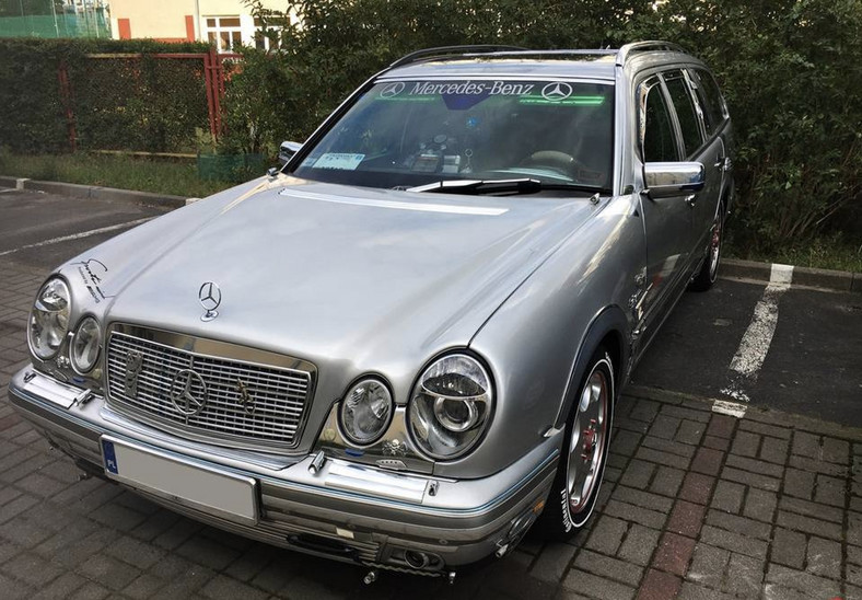 Mercedes E S210 "okularnik" - oszpecony z miłości, jest na sprzedaż