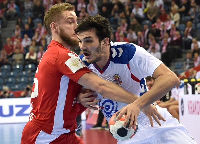 Polak Michał Daszek (L) i Serb Petar Nenadic (P) podczas meczu grupy A mistrzostw Europy piłkarzy ręcznych w Krakowie