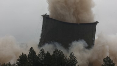 Zburzyli 90-metrową chłodnię w Elektrowni Siersza. "Spektakularny efekt" [WIDEO]