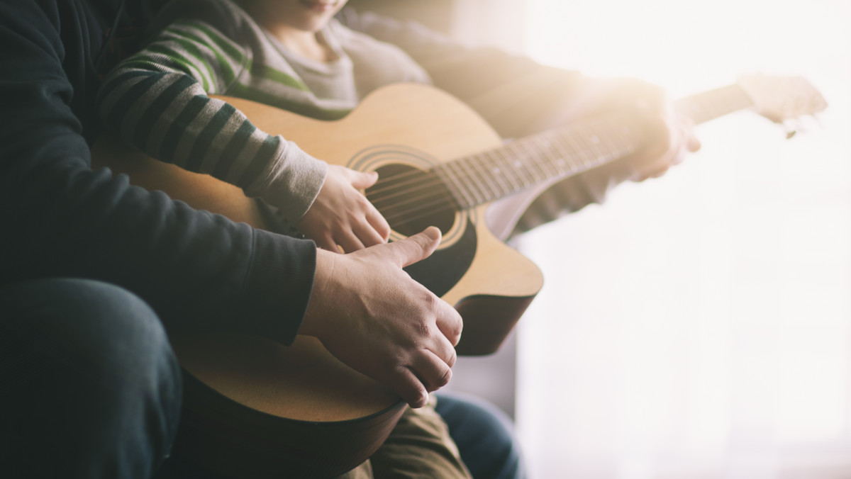 Nauka gry na gitarze — jak zacząć, jakie piosenki i jak się nie zniechęcić?