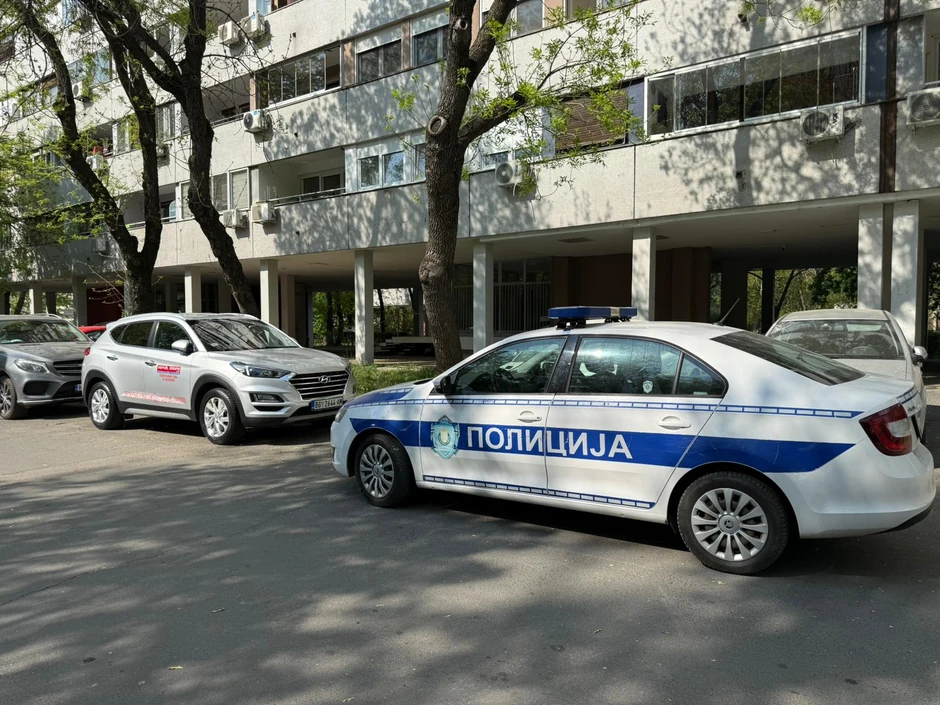 Policijski auto ispred zgrade u kojoj žive Marija i Marko