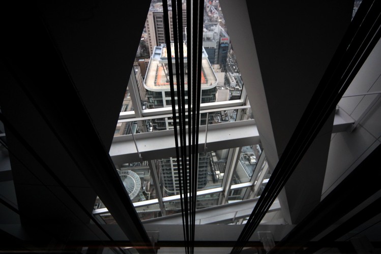 Widok z windy w najwyższym wieżowcu w Japonii.