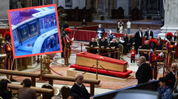 Odwrócone krzyże. Ważny symbol za trumną papieża Franciszka