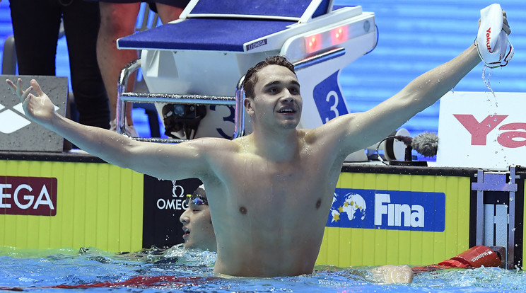 Milák Kristóf örül, miután óriási világcsúccsal lett aranyérmes a 200 méteres férfi pillangóuszás döntőjében a 18. vizes világbajnokságon a dél-koreai Kvangdzsuban /Fotó: MTI/Kovács Tamás