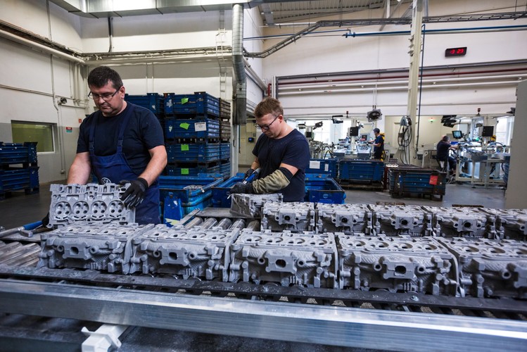 'Staramy się też o kolejne zlecenia. Chodzi m.in. o głowice cylindrów dla nowoczesnych silników benzynowych EVO Volkswagena, silników o pojemności 1,0 i 1,5 litra. Jeśli uda nam się zdobyć te zamówienia, wówczas zainwestujemy w park maszynowy – powiedział.<br><br><b>Na zdjęciu:</b>  Sprawdzanie i obróbka głowic cylindrowych w odlewni koncernu Volkswagen AG w Poznaniu
<br><br>rpo/ dym/
<br>fot.  (mr) PAP/Marek Zakrzewski