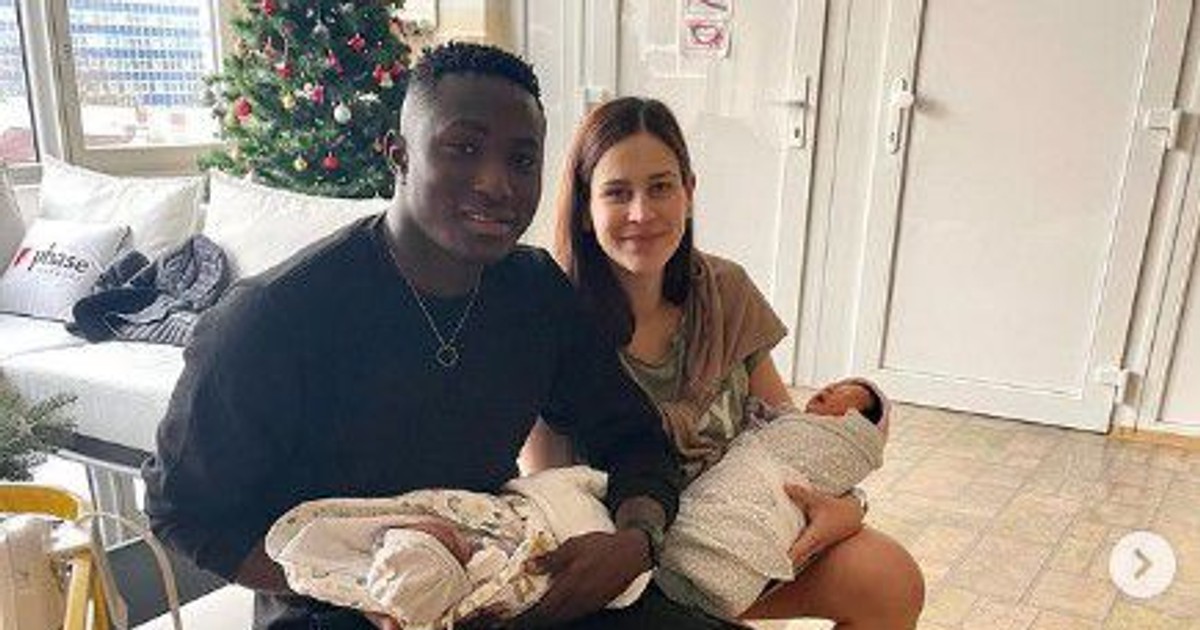 Photo of Mladík zo Super Eagles Matthew Yakubu víta dvojičky so svojou slovenskou manželkou