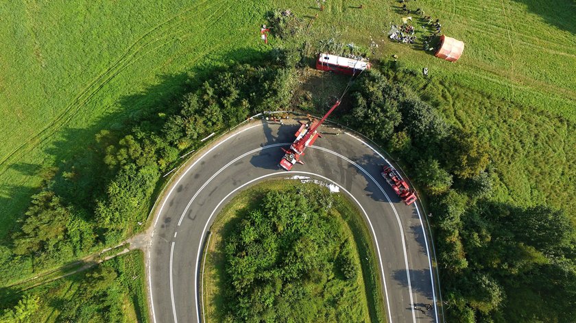 Z autobusu została miazga. Śledczy: Kierowca jechał za szybko