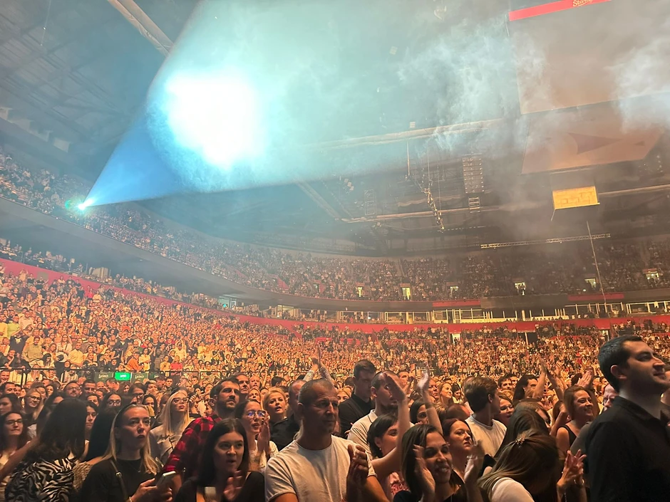 Publika na Džibonijevom koncertu