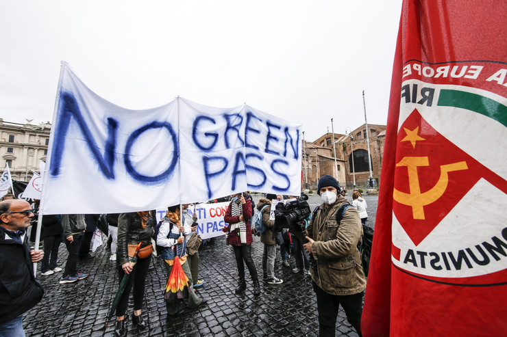 U Italiji je malo onih koji se protive vakcinaciji - protest zbog zelenih propusnica u Rimu