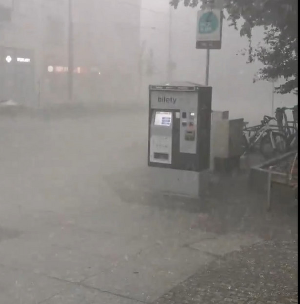 Potężne gradobicie nad Poznaniem. "Lotnisko pod wodą"