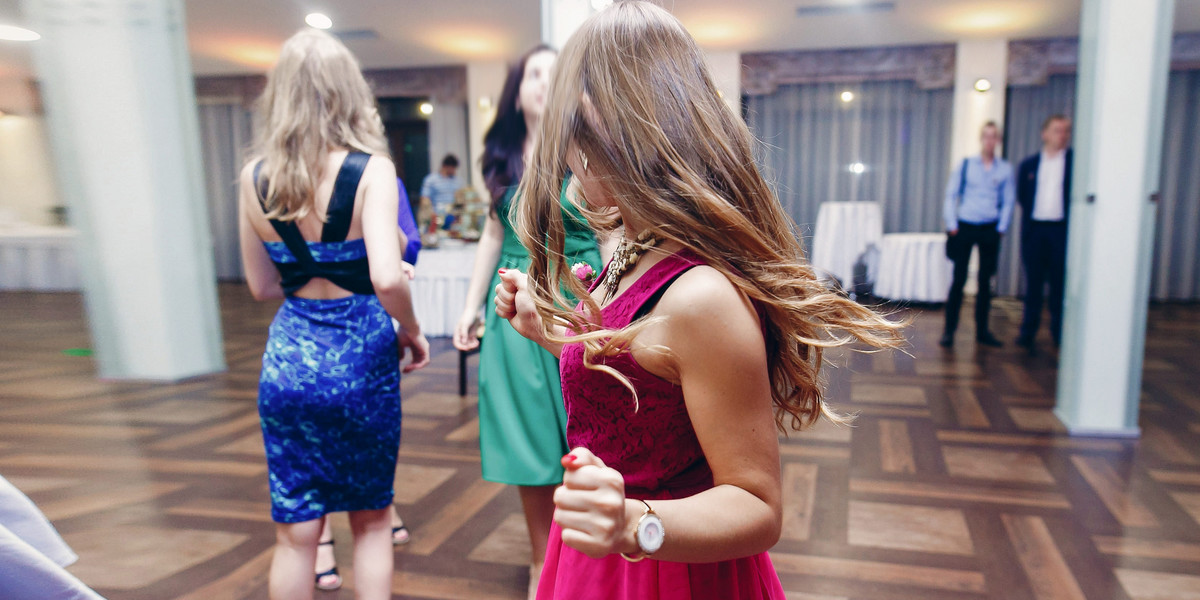 Nowa moda na ważnej rodzinnej imprezie. Pierwszy taniec nie na weselu. Zdjęcie pogladowe.