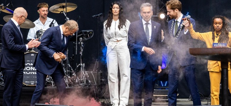 Incydent podczas wizyty Tuska w Holandii. Raca spadła pod nogi premiera