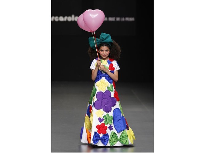 Kolekcja strojów komunijnych na sezon 2011 projektu Agathy Ruiz de la Prady