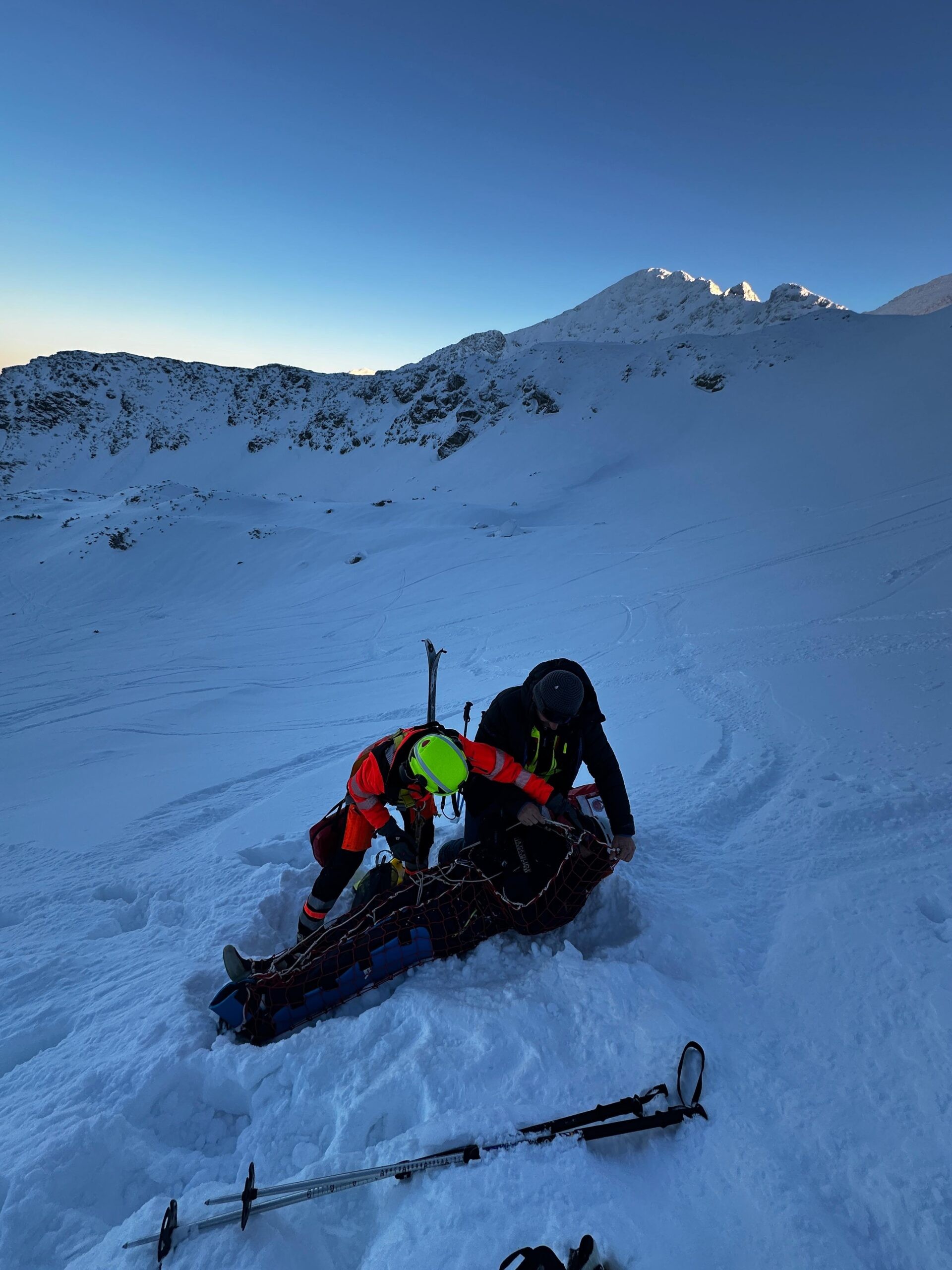 Horskí záchranári pomáhali v Salatínskej doline zranenému skialpinistovi. 