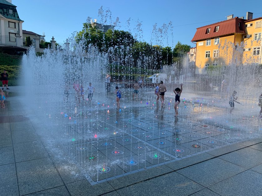 W wielu miastach można się ochłodzić w wodnej mgiełce, choć nie wszędzie tak elegancko jak w Rzeszowie