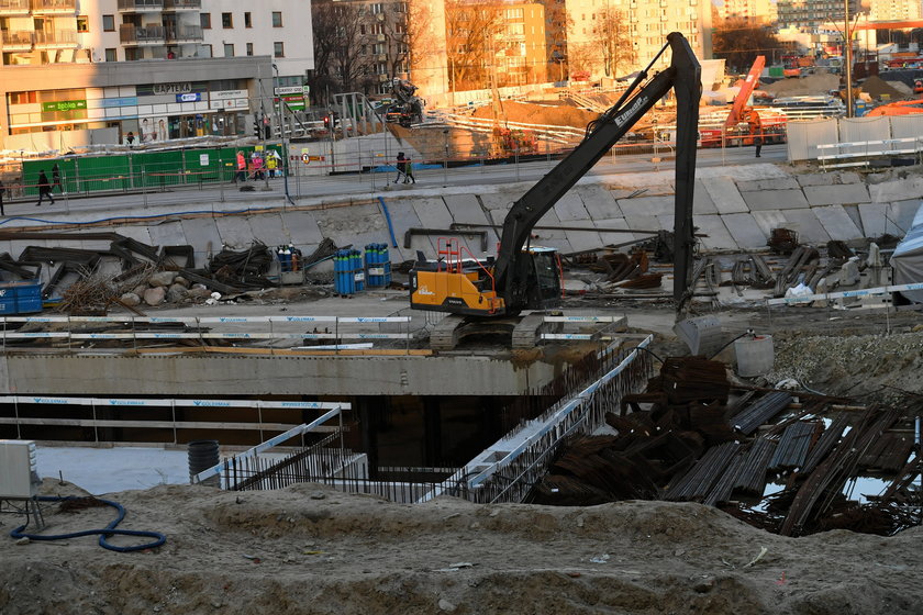 Śmiertelny wypadek na budowie metra w Warszawie. Na pracowników spadła łyżka koparki