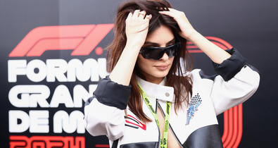 Emily Ratajkowski aprócska, alig valamit takaró bikiniben ünnepelte születésnapját