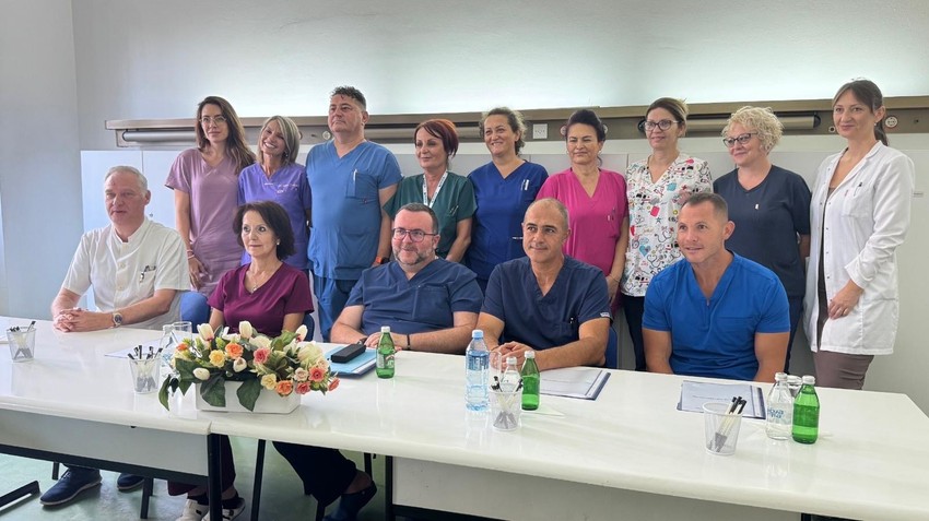 Dr Milan Lazarević i tim koji je za 14 dana operisao 211 pacijenata