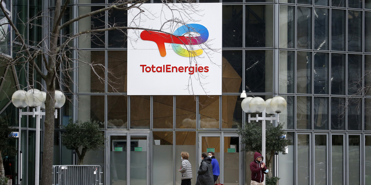 TotalEnergies nadal prowadzi interesy w Rosji — donoszą francuskie media.