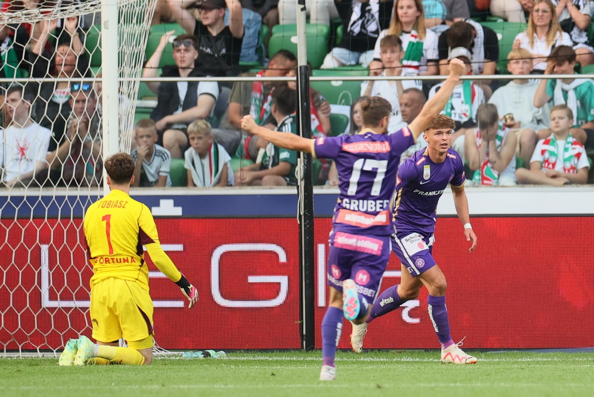 Zawodnik Austrii Wiedeń Muharem Huskovic (P) cieszy się z bramki zdobytej na 0:1 podczas pierwszego meczu 3. rundy eliminacji piłkarskiej Ligi Konferencji z Legią Warszawa