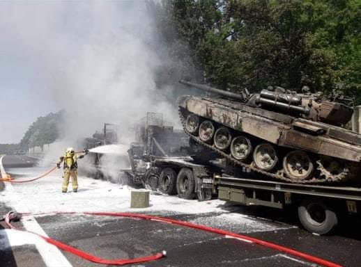 Zderzenie ciężarówek wiozących czołgi na A6