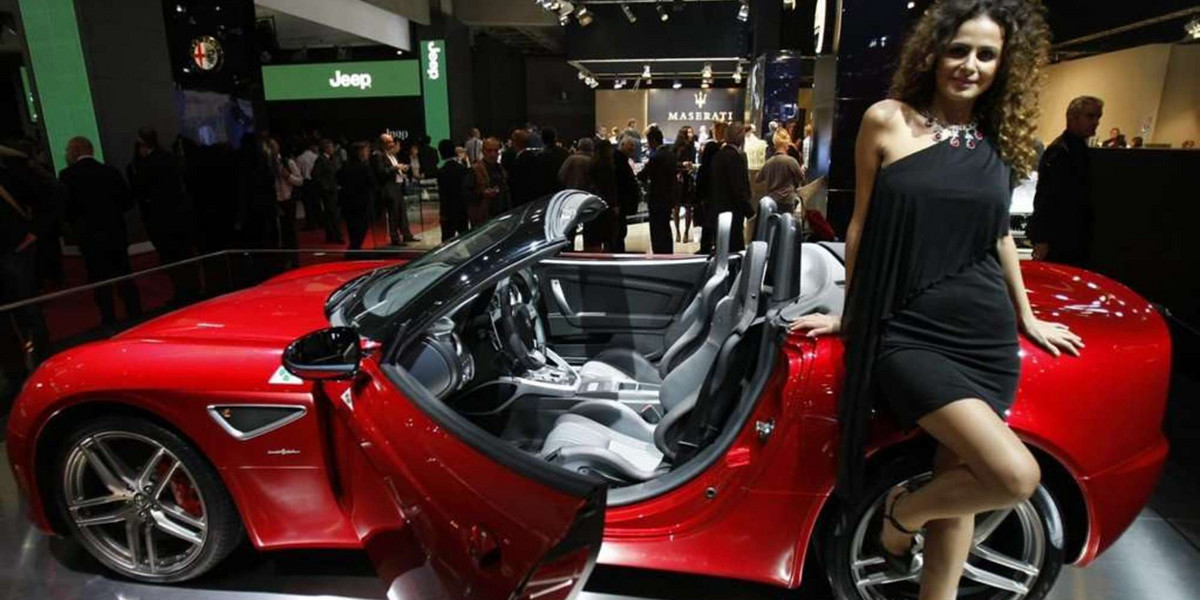 Paryski salon samochodowy 2010 kręci się wokół wozów z napędem elektrycznym i luksusowych limuzyn