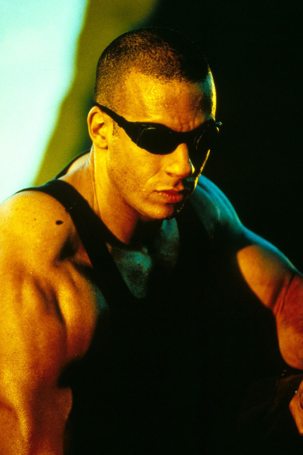 Vin Diesel jako Richard B. Riddick w filmie "Pitch Black" (2000)