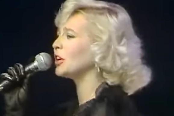 Lepu Lanu su stvorili da "uništi" Lepu Brenu, a onda NESTALA IZ JAVNOSTI: "Kolega mi je pretio, rekao je da će ubiti i mene i dete"