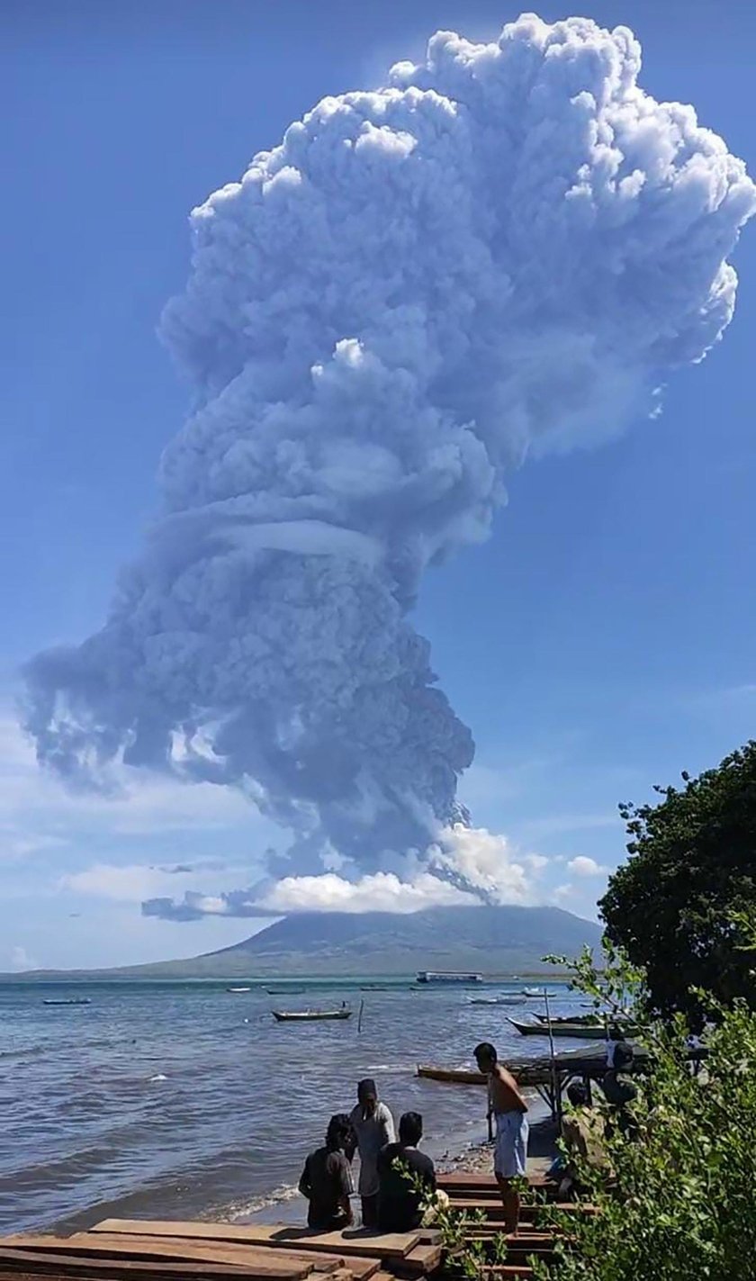 An eruption of Mount Ile Lewotolok