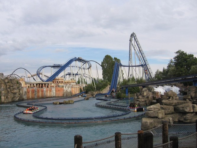 Europa Park – największy park rozrywki w Niemczech. Na powierzchni 85 ha znajduje się 16 krain tematycznych związanych z europejskimi krajami. Na terenie parku rozrywki znajduje się 11 roller coasterów oraz wiele innych atrakcji.