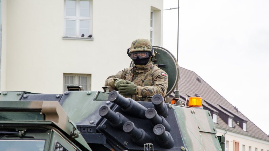 W przeliczeniu na mieszkańca średnio państwa wydają na wojsko 272 dol. Pod tym względem na pierwszym miejscu znajduje się Izrael – gdzie wydatki wynoszą 2508 dol. na osobę, dalej jest USA z kwotą 2351 dol. i Singapur – 1856 dol. na mieszkańca. W Polsce wskaźnik ten wynosi 344 dol. na osobę, natomiast na Ukrainie 135 dol.