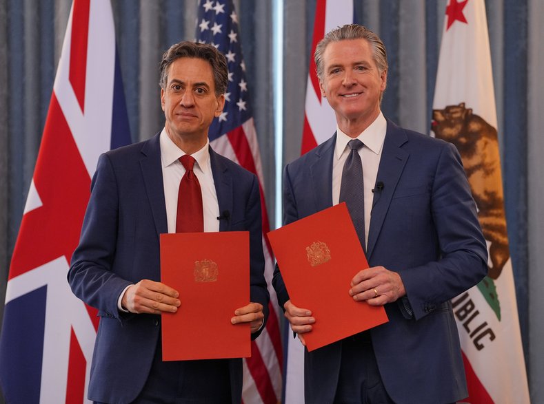 Brytyjski minister energii Ed Miliband oraz gubernator stanu Kalifornia Gavin Newsom podpisują porozumienie w sprawie czystej energii w Londynie, 16 lutego 2026 r.
