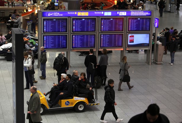 Pasażerowie na lotnisku we Frankfurcie w Niemczech