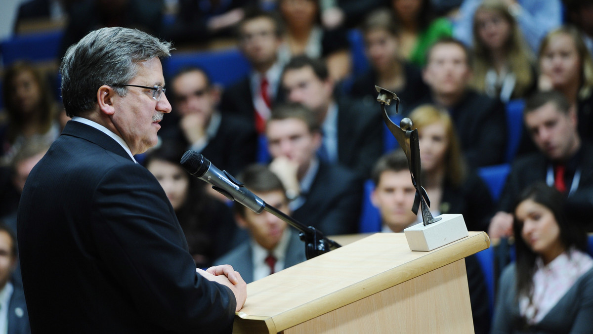 Prezydent Bronisław Komorowski odebrał nagrodę Parlamentu Studentów RP "ProStudent". Jak powiedział Bartłomiej Banaszak, przewodniczący Parlamentu Studentów RP, nagroda została przyznana za przywrócenie ulg na przejazdy dla studentów.